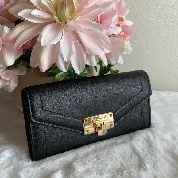 Michael Kors Handbags - 🖤Mk kinsley wallet